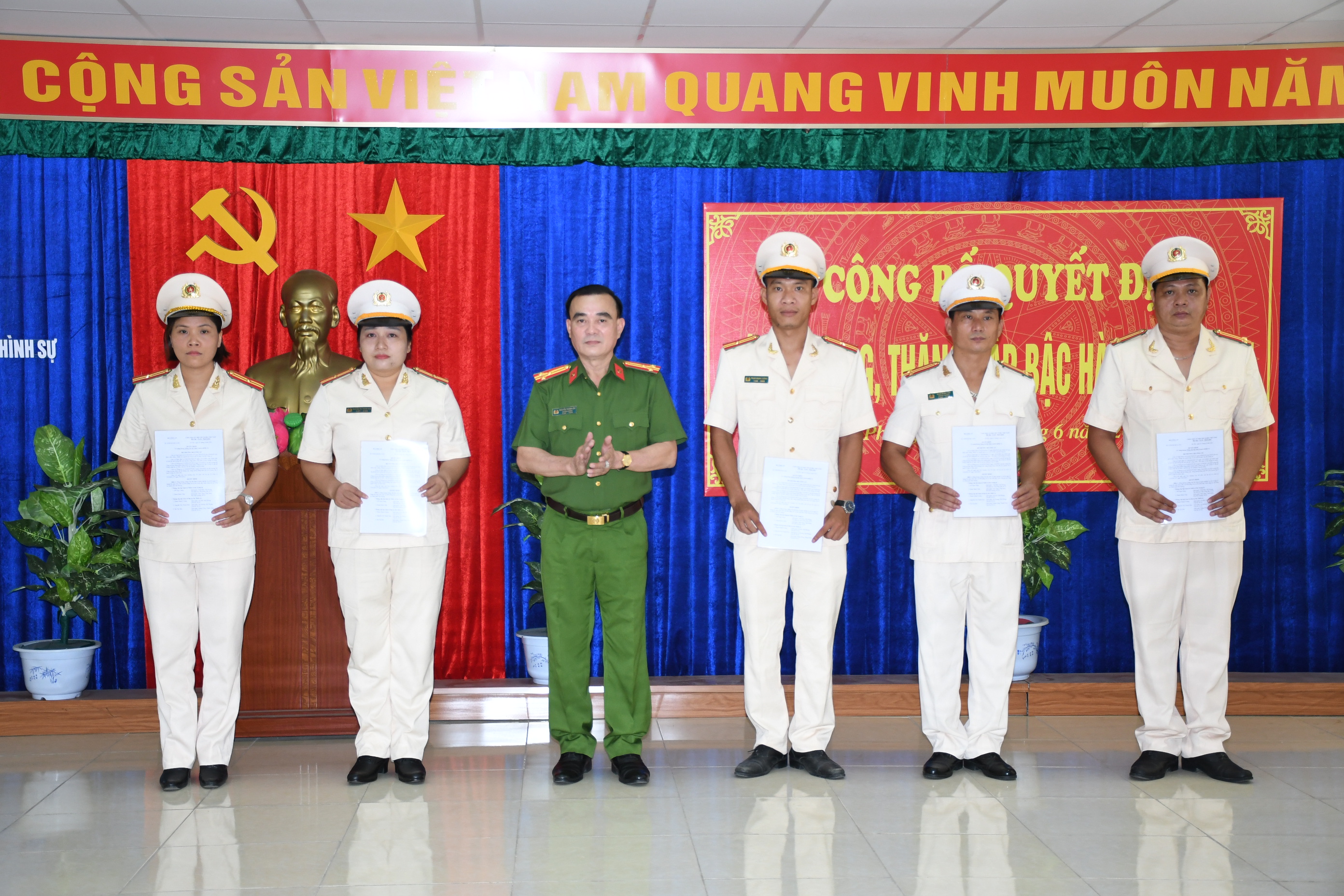 Phòng Cảnh sát Thi hành án Hình sự & Hỗ trợ Tư pháp – CATP: 20 CBCS được nâng lương, thăng cấp bậc hàm CAND năm 2021 ​